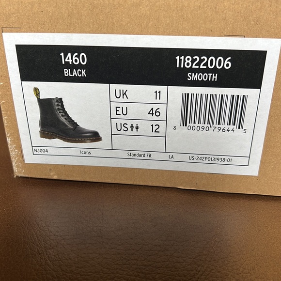 Black Dr. Martens - smooth - never been warn, brand new! Men’s US size 12 - Picture 2 of 2